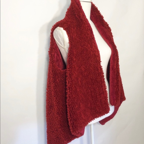 En Creme Red Fluffy Sleeveless Reversible Handkerchief Front Vest Shawl - Picture 2 of 8